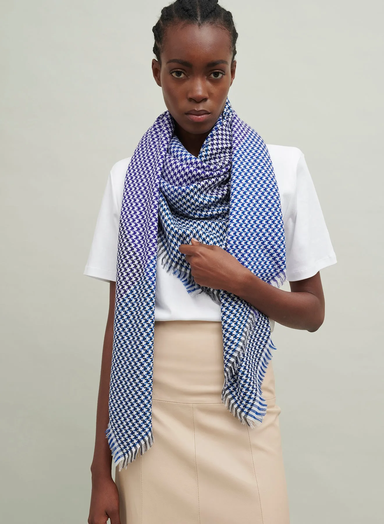 THE JENGA SQUARE - Blue and white checked lambswool scarf